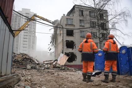 Москва.  Снос пятиэтажного жилого дома на улице Фонвизина.  В ближайшие два года планируется завершить программу по сносу старых пятиэтажек.