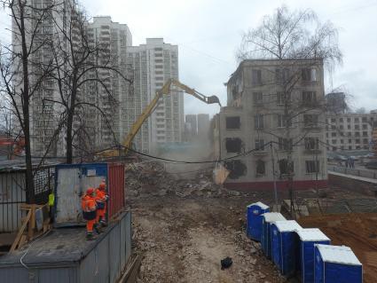 Москва. Снос пятиэтажного жилого дома на улице Фонвизина. В ближайшие два года планируется завершить программу по сносу старых пятиэтажек.
