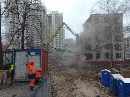 Москва.  Снос пятиэтажного жилого дома на улице Фонвизина.  В ближайшие два года планируется завершить программу по сносу старых пятиэтажек.