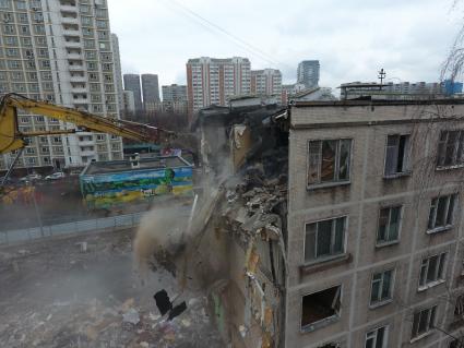 Москва. Снос пятиэтажного жилого дома на улице Фонвизина. В ближайшие два года планируется завершить программу по сносу старых пятиэтажек.
