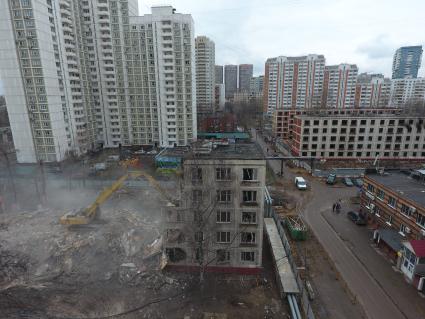 Москва.  Снос пятиэтажного жилого дома на улице Фонвизина.  В ближайшие два года планируется завершить программу по сносу старых пятиэтажек.