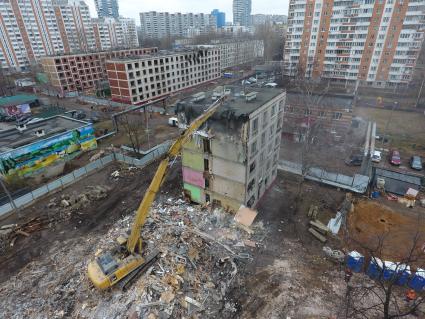 Москва.  Снос пятиэтажного жилого дома на улице Фонвизина.  В ближайшие два года планируется завершить программу по сносу старых пятиэтажек.