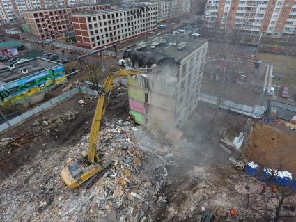 Москва.  Снос пятиэтажного жилого дома на улице Фонвизина.  В ближайшие два года планируется завершить программу по сносу старых пятиэтажек.