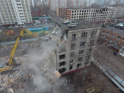 Москва. Снос пятиэтажного жилого дома на улице Фонвизина. В ближайшие два года планируется завершить программу по сносу старых пятиэтажек.