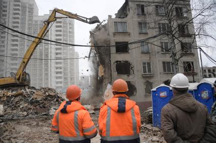 Москва.  Снос пятиэтажного жилого дома на улице Фонвизина.  В ближайшие два года планируется завершить программу по сносу старых пятиэтажек.