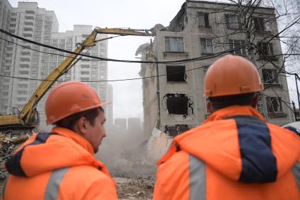 Москва.  Снос пятиэтажного жилого дома на улице Фонвизина.  В ближайшие два года планируется завершить программу по сносу старых пятиэтажек.