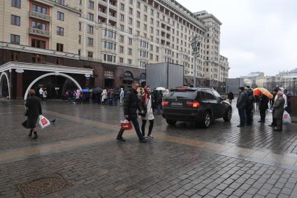 Москва.  Посетители стоят в очереди в музей археологии Москвы на Манежной площади.