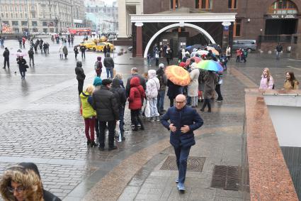 Москва.  Посетители стоят в очереди в музей археологии Москвы на Манежной площади.