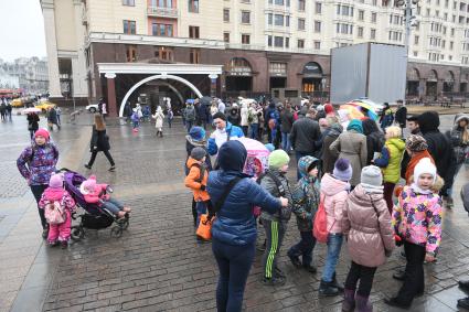 Москва.   Дети стоят в очереди в музей археологии Москвы на Манежной площади.