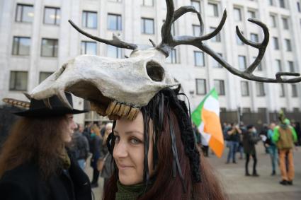 Москва. Участники празднования Дня святого Патрика   в сквере у метро Арбатская.