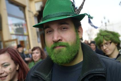 Москва. Мужчина с зеленой бородой на празднике в честь  Дня святого Патрика  на Старом Арбате.