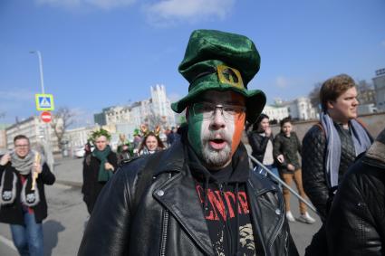 Москва. Мужчина  с лицом, раскрашенным в цвета  Ирландского флага  на празднике в честь  Дня святого Патрика  на  Арбате.