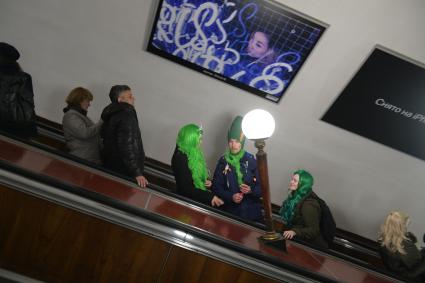 Москва. Участники празднования Дня святого Патрика  на станции метро Арбатская.