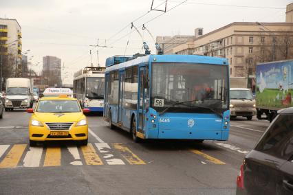 Москва. Автомобильное движение на одной  из улиц города.