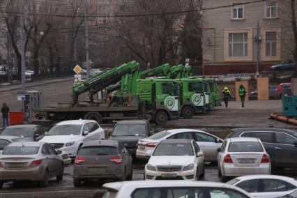 Москва.   Эвакуаторы на одной из улиц города.