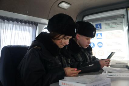 Екатеринбург. Учащиеся-кадеты Екатеринбургского кадетского корпуса, во время сдачи теста по ПДД в мобильном автогородке