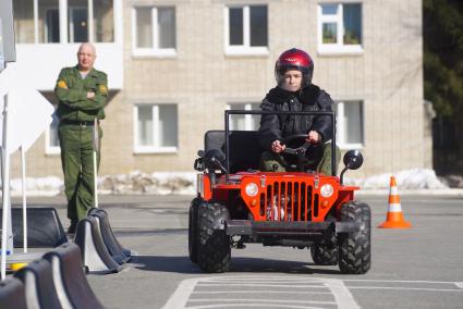 Екатеринбург. Учащаяся-кадет в автомобиле мобильного автогородка, во время экзамена по вождению у учащихся-кадетов Екатеринбургского кадетского корпуса.