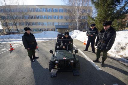 Екатеринбург. Учащаяся-кадет в автомобиле мобильного автогородка, во время экзамена по вождению у учащихся-кадетов Екатеринбургского кадетского корпуса.