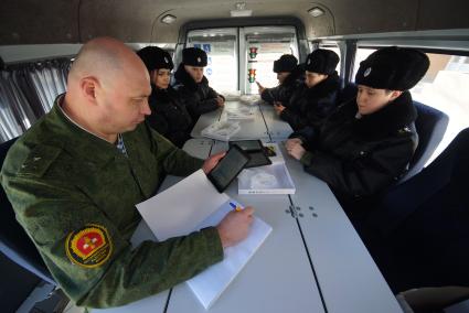 Екатеринбург. Офицер в мобильном городке проверяет результаты теста по ПДД у учащихся-кадетов  Екатеринбургского кадетского корпуса.