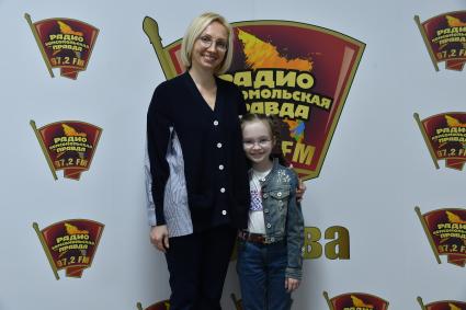 Москва. Участница шоу `Минута славы` Виктория Старикова с мамой Анной на радиостанции `Комсомольская правда`.
