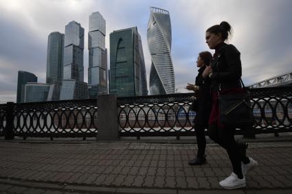 Москва.  Вид на деловой центр Москва-Сити с набережной Тараса Шевченко.