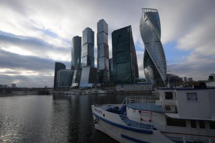 Москва.  Вид на деловой центр Москва-Сити с набережной Тараса Шевченко.