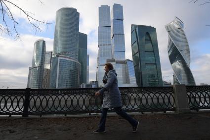 Москва.  Вид на деловой центр Москва-Сити с набережной Тараса Шевченко.