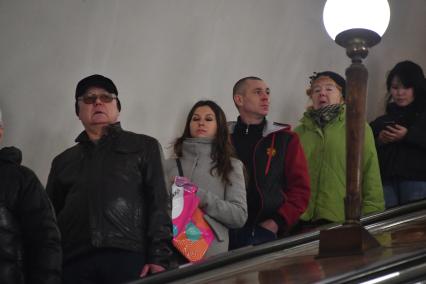 Москва. Пассажиры на эскалаторе на одной из станций метро.