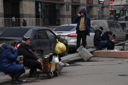 Москва.   Женщины сидят у Киевского вокзала.