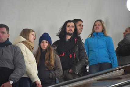 Москва. Пассажиры на эскалаторе на одной из станций метро.
