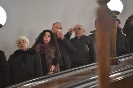 Москва. Пассажиры на эскалаторе на одной из станций метро.