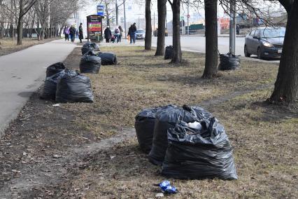 Москва.   Мешки с мусором на одной из улиц города.