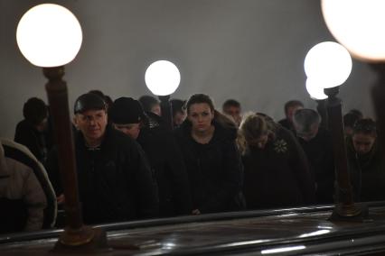 Москва. Пассажиры на эскалаторе на одной из станций метро.