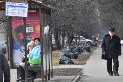 Москва.   Мешки с мусором на одной из улиц города.