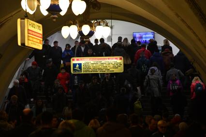 Москва.   Пассажиры на одной из станций метро.