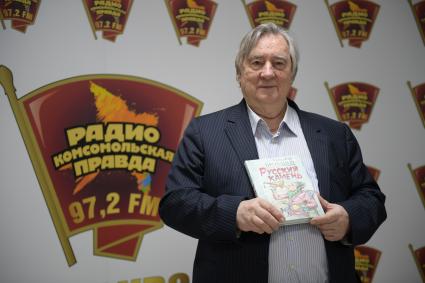 Москва. Писатель, политолог Александр Проханов со своей книгой `Русский камень` на радиостанции `Комсомольская правда`.