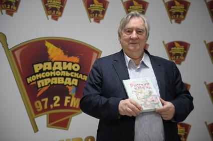 Москва.  Писатель, политолог Александр Проханов со своей книгой `Русский камень` на радиостанции `Комсомольская правда`.