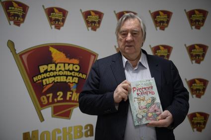 Москва. Писатель, политолог  Александр Проханов со своей книгой `Русский камень` на радиостанции `Комсомольская правда`.