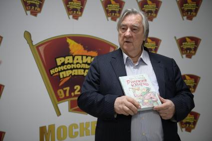 Москва.  Писатель, политолог  Александр Проханов со своей книгой `Русский камень` на радиостанции `Комсомольская правда`.