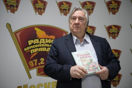 Москва. Писатель, политолог Александр Проханов со своей книгой `Русский камень` на радиостанции `Комсомольская правда`.