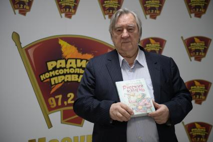 Москва. Писатель, политолог Александр Проханов со своей книгой `Русский камень` на радиостанции `Комсомольская правда`.