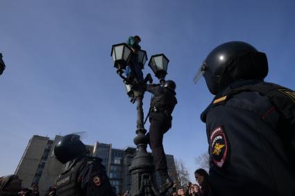 Москва.  Задержание участника несанкционированной акции оппозиции против коррупции на Пушкинской площади.