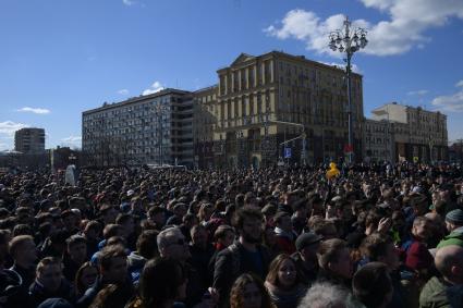 Москва.  Несанкционированная акция против коррупции сторонников оппозиционера Алексея Навального на Пушкинской площади.