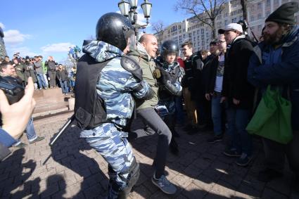 Москва. Задержание участника несанкционированной акции оппозиции против коррупции на Пушкинской площади.