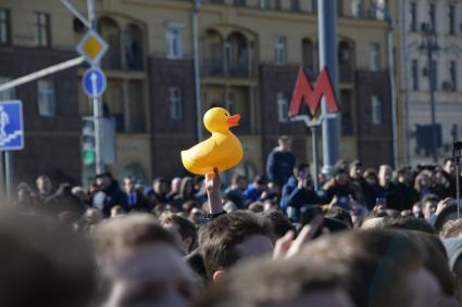 Москва.  Несанкционированная акция против коррупции сторонников оппозиционера Алексея Навального на Пушкинской площади.