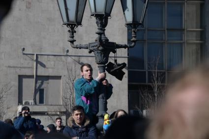 Москва.  Несанкционированная акция против коррупции сторонников оппозиционера Алексея Навального на Пушкинской площади.