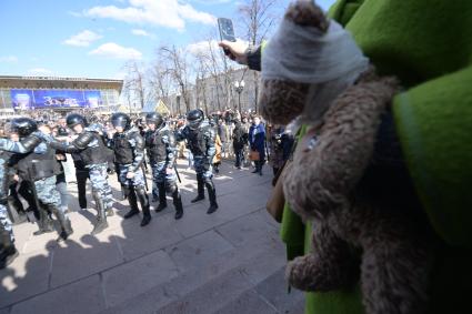 Москва.  Несанкционированная акция против коррупции сторонников оппозиционера Алексея Навального на Пушкинской площади.