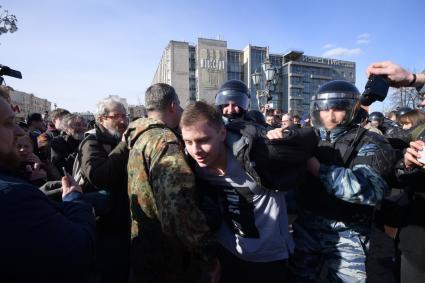 Москва.  Задержание участника несанкционированной акции оппозиции против коррупции на Пушкинской площади.