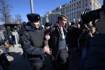 Москва.  Задержание участника несанкционированной акции оппозиции против коррупции на Пушкинской площади.