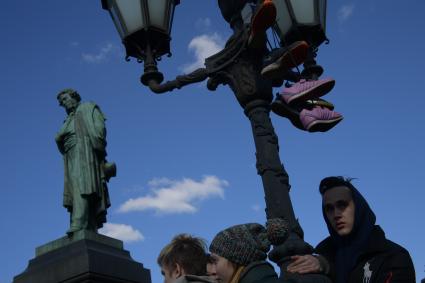 Москва.   Несанкционированная акция против коррупции сторонников оппозиционера Алексея Навального на Пушкинской площади.